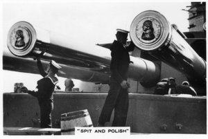 水手们对纳尔逊号（HMS Nelson）的16英寸枪进行抛光，1937年 作者 不明