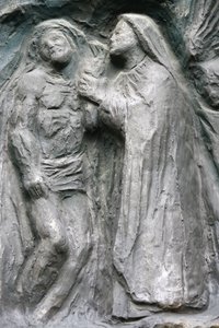 Saint-Pierre de Montmartre 教堂：巴黎圣母院门雕塑：耶稣被从十字架上解雇，巴黎，法国 作者 不明