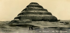 塞加拉（Saqqara）-阶梯金字塔，c1918-c1939。 作者 不明