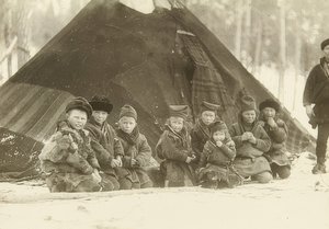瑞典。在帐篷前面的孩子们。 1900年左右 作者 不明