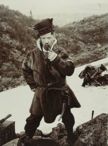瑞典。抽烟的种子，典型的头饰。 1900年左右 作者 不明