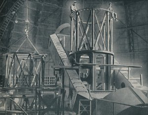 逐段安装挂钩油缸的巨大钢制框架，c1935 作者 不明