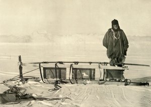 沙克尔顿站在破碎的南方雪橇旁，c1908，1909年。 作者 不明
