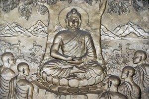 Shakyamuni Buddha preaching the sermon - the wheel of law - to his five disciples. Ho Chi Minh City. Vietnam 作者 不明