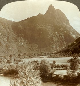 Romdalshorn锋利的石峰在挪威劳马河上的山墙加冕，c1905。 作者 不明