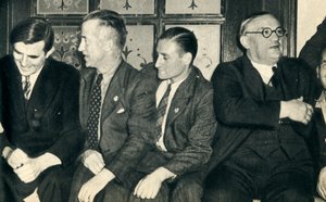 岸上的船友。约翰·G·温南（英语：John G. Winant），欧内斯特·贝文（Ernest Bevin）和商船员，1942年 作者 不明