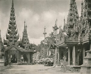 1900年仰光瑞达贡塔上的大钟神殿。 作者 不明