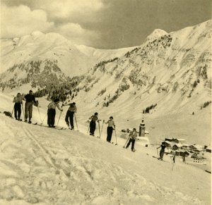滑雪课，奥地利阿尔贝格，大约于1935年。 作者 不明