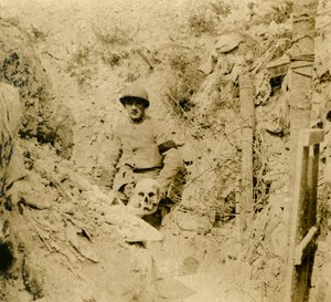 发现头骨埋在战es中，c1914-c1918 作者 不明