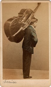 Small metier：低音提琴手的肖像，乐器背在他的背上，威尼斯。 19 世纪 纸板印刷 昏暗。 10,5x6 厘米 作者 不明