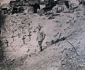 木制十字架中的士兵，c1914-c1918 作者 不明