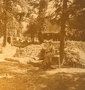 法国北部Bois des Loges战trench外的士兵，c1914-c1918 作者 不明