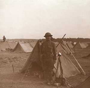士兵站在帐篷里，美国营地，法国梅莱特，c1914-c1918。 作者 不明