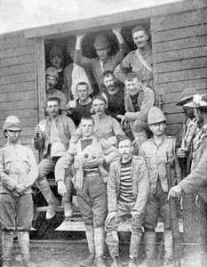 1900年，第18轻骑兵的士兵乘坐火车前往南非比勒陀利亚，布尔战争 作者 不明