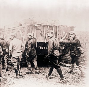 士兵在坦克后面行走，c1914-c1918。 作者 不明