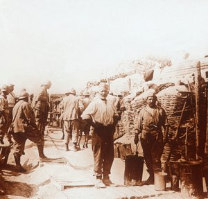 带金属容器的士兵，c1914-c1918 作者 不明