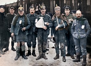 1915年，在戴高乐尚（Neuv Chapelle）战斗中，一些开朗的受伤者戴着被抓获的德国头盔 作者 不明