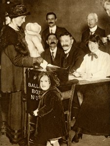 1918年12月14日，英国，有些妇女第一次投票。 作者 不明
