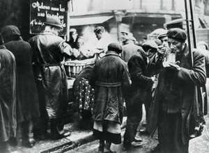 1941年2月，德军占领的巴黎勒哈勒（Les Halles），为有需要的人提供汤料厨房 作者 不明
