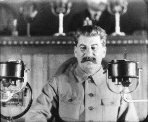 苏联领导人约瑟夫·斯大林在1930年代的共产党代表大会上发表演讲 作者 不明