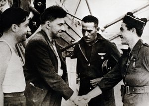 Spanish Civil War (1936-1939): Ilia Grigorievich Ehrenburg (1891-1967), Russian writer, on his arrival at Barcelona airport (Spain) (second from left), as a Soviet correspondent of the Civil War 作者 不明