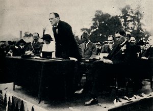 在1917年和1945年在恩菲尔德弹药厂发表演讲。 作者 不明