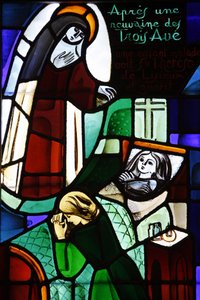 Stained glass depicting Sainte Therese de Lisieux healing a sick child in Notre-Dame-de-la-Trinite church , Blois, France 作者 不明