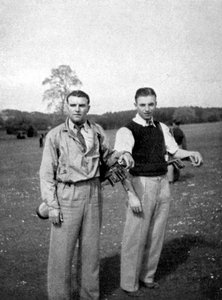 斯坦利·马修斯（Stanley Matthews）和埃迪·哈普古德（Eddie Hapgood）在1945年的一轮高尔夫球比赛中两次击球之间都停下来 作者 不明