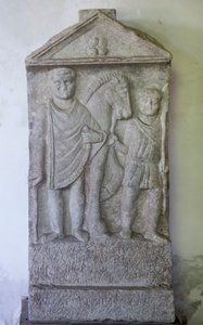 石碑，Valerius Alucentius，石头，3世纪。 作者 不明
