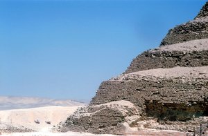 公元前2600年，埃及塞加拉，德约瑟·佐泽国王的阶梯金字塔 作者 不明