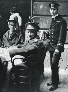 艾伯特中尉在白金汉宫为受伤的士兵喝茶，1916年 作者 不明