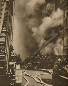 1935年，在狭窄的城市街道上制服了一场大火。 作者 不明