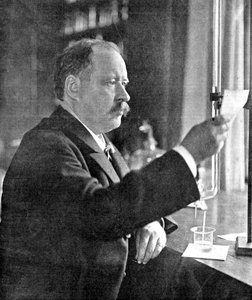 Svante Arrhenius 1859-1927，瑞典物理学家和化学家，1909年在他的实验室里 作者 不明