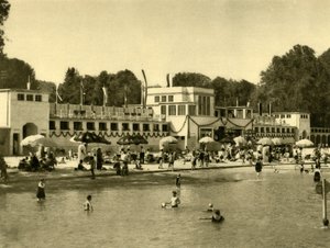 于1935年在上奥地利州格蒙登的特劳恩湖湖中游泳。 作者 不明