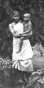 塔木伦（Tamulen）女人以通常的方式背着臀部child着孩子，1926年 作者 不明
