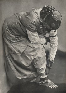 带脚和头饰的Tamulin，1926年 作者 不明