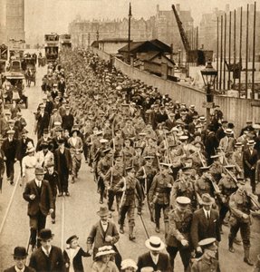 夏令营的领土-1933年，1914-1918年，小猎犬在威斯敏斯特桥上轻松行军。 作者 不明
