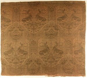 带有卧姿哈特人、老鹰、云彩和太阳光的纺织品碎片，意大利，1390年代。 作者 不明