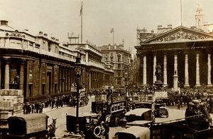 英格兰银行和皇家交易所，伦敦，摄于1910年。 作者 不明