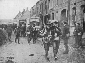 1915年袭击事件发生后，英国伤者返回更衣室 作者 不明