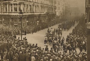 维多利亚女王街（City Lines Victoria Queen Street）观看新任市长及其游行，摄于1935年。 作者 不明