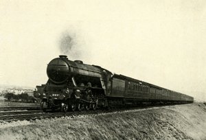 羽绒飞行的苏格兰人经过雷斯顿，c1930年。 作者 不明