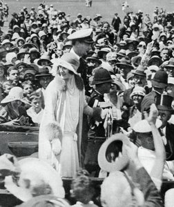 公爵和公爵夫人在奥克兰被人群围攻，1927年，1937年 作者 不明
