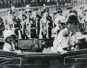 约克公爵和公爵夫人带着女儿离开圣保罗大教堂，1935年，1937年 作者 不明