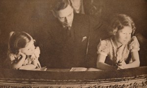 约克公爵和伊丽莎白公主和玛格丽特公主于1935年2月6日参加哑剧表演。 作者 不明