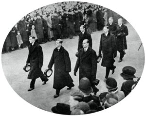 约克公爵和他的兄弟在乔治国王对葬礼中游行，1936年，1937年 作者 不明