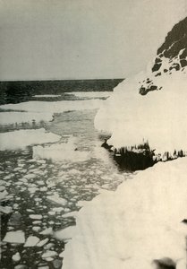 第一个着陆点，展示海湾冰层破裂并向北漂移，1908年，1909年 作者 不明
