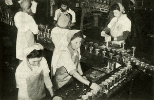 大鲑鱼产业-印度女孩在罐头部门工作，c1948。 作者 不明