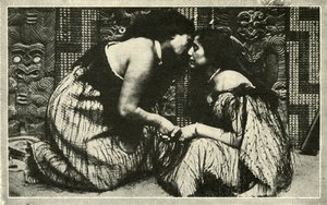 The Hongi，《毛利人的问候》，摄于1948年。 作者 不明