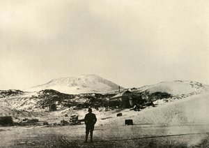 1908年1月，秋天，小屋里有埃里布斯山（Erebus）。 作者 不明